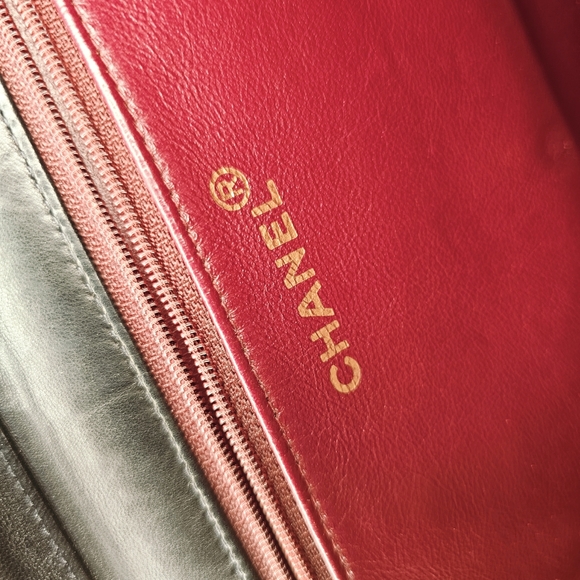 Authentic Preloved Chanel vintage medium flap bag - Picture 5 of 17